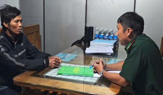 Bộ đội Biên phòng TPHCM bắt đối tượng truy nã đang làm việc trên tàu cá