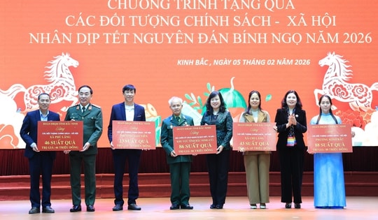 Bộ trưởng Đào Hồng Lan cùng Đoàn ĐBQH Bắc Ninh trao quà tặng các đối tượng chính sách - xã hội