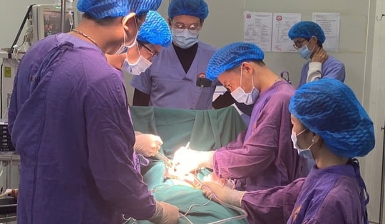 Dọn nhà đón Tết, bệnh nhân bị ngã từ độ cao 4 m, sốc đa chấn thương nguy kịch