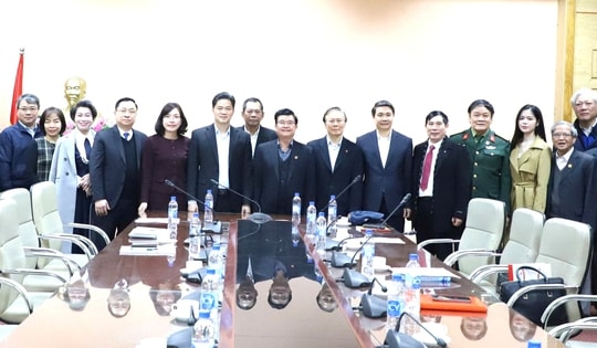 Thứ trưởng Thường trực Vũ Mạnh Hà làm việc với Hội Quân dân Y Việt Nam về công tác phát triển y dược cổ truyền