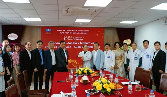 Thứ trưởng Bộ Y tế Đỗ Xuân Tuyên thăm, kiểm tra công tác ứng trực Tết tại BVĐK Hà Thành