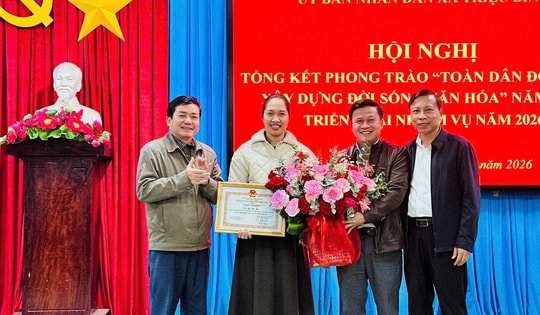 Khen thưởng nữ điều dưỡng kịp thời giành lại sự sống cho bé trai đuối nước