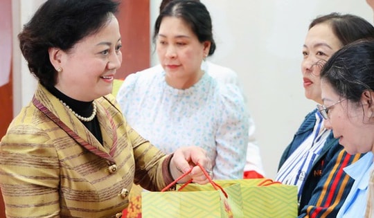 Phó Thủ tướng Phạm Thị Thanh Trà thăm, tặng quà Tết gia đình chính sách, công nhân khó khăn tại Đồng Tháp