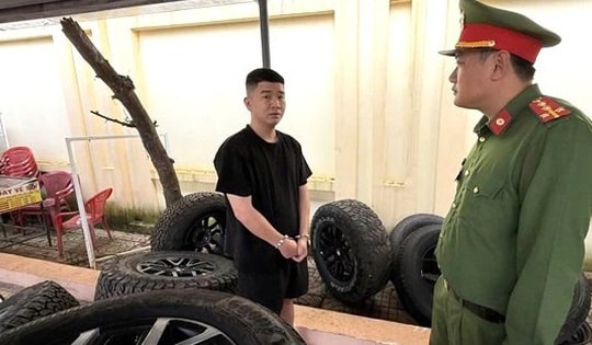 Công an tìm chủ xe bị mất trộm bánh ô tô