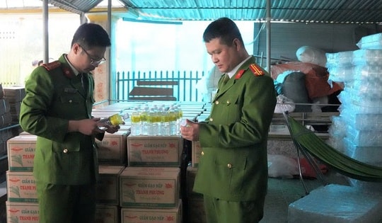 Triệt phá cơ sở sản xuất hơn 60.000 lít giấm giả