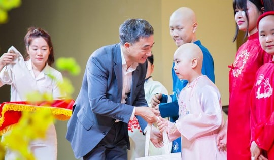 Thứ trưởng Trần Văn Thuấn chúc Tết, tặng quà bệnh nhi tại Viện Huyết học – Truyền máu TW