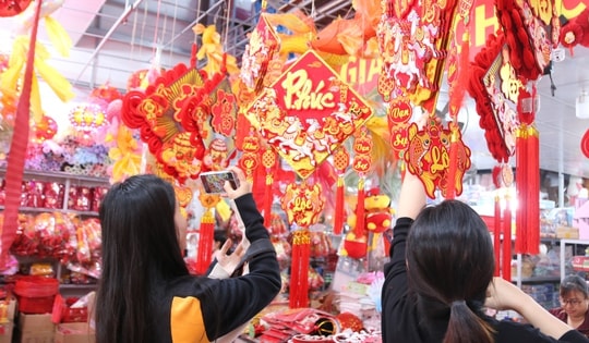 Vào mùa kinh doanh Tết, phố phụ kiện trang trí rực rỡ sắc màu