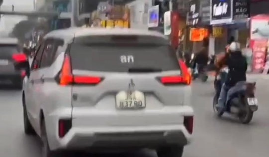 Làm rõ lý do bảng LED sau xe ô tô chạy dòng chữ tục tĩu, xúc phạm lực lượng công an