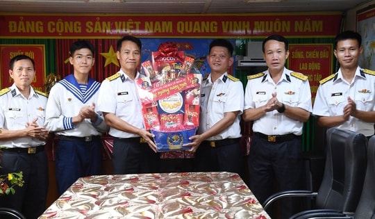 Bộ Tư lệnh Vùng 5 Hải quân chúc Tết cán bộ, chiến sĩ Tàu 924