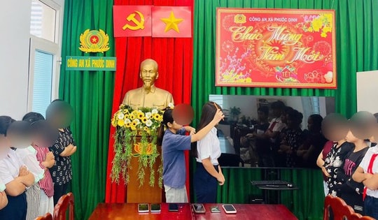 Nữ sinh xô xát do mâu thuẫn trên mạng xã hội, công an tổ chức 'chải tóc' làm hòa