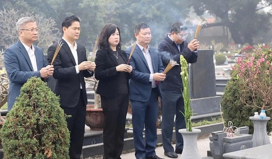 Bộ trưởng Đào Hồng Lan cùng đoàn cán bộ Bộ Y tế dâng hương tại Nghĩa trang Mai Dịch, Hà Nội