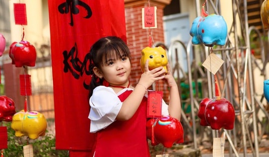 'Đường heo đất' rực rỡ sắc Xuân, điểm check-in độc đáo giữa lòng Thủ Dầu Một