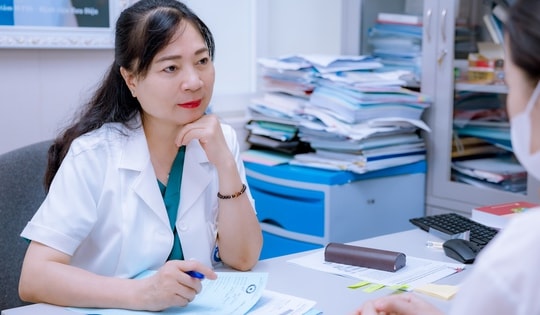 Hơn 10 năm vô sinh, cặp vợ chồng vỡ òa hạnh phúc khi đón con gái đầu lòng