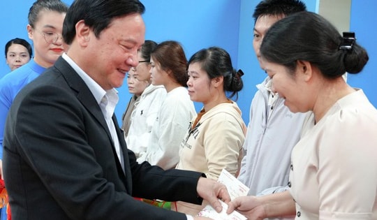 Phó Chủ tịch Quốc hội chúc Tết công nhân, người dân khó khăn ở Khánh Hòa