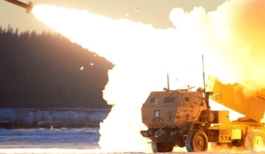 Mỹ triển khai hệ thống HIMARS tập trận bắn đạn thật cách biên giới Nga 50 km