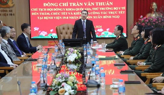 Thứ trưởng Bộ Y tế Trần Văn Thuấn thăm, kiểm tra công tác trực Tết tại Bệnh viện 19-8