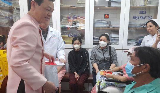 Chăm lo Tết trong bệnh viện hạng đặc biệt: Khi nhân viên y tế làm ‘người giữ Xuân’ cho bệnh nhân