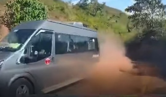 Video lái xe vượt ẩu, suýt xảy ra tai nạn trên đường đèo dốc ở Điện Biên