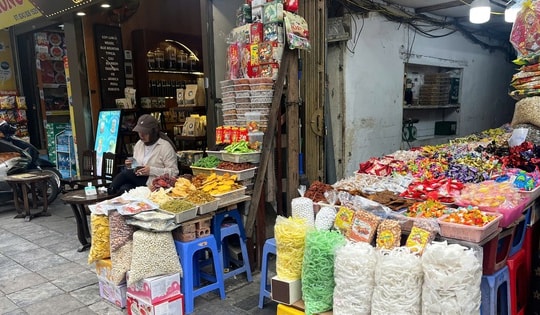 Phố bánh kẹo vào vụ Tết