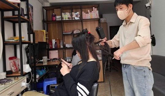 Vì sao dịch vụ làm tóc cận Tết vắng khách hơn mọi năm?