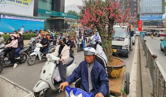 Người Hà Nội chật vật với cảnh ùn tắc 'thâu đêm, suốt sáng' ngày cận Tết Nguyên đán