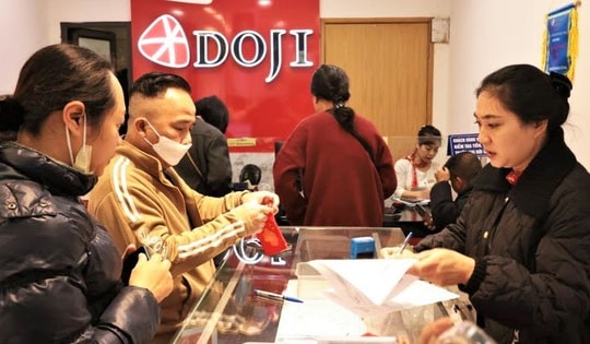 Giá vàng tăng giảm khó lường, chuyên gia cảnh báo rủi ro mua 'vàng giấy'