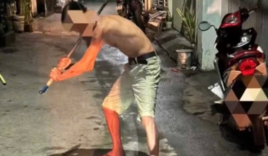 Bắt tạm giam người đàn ông mang hung khí đập phá nhà dân, náo loạn khu phố