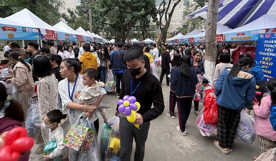 Trao quà Tết miễn phí cho 2.000 bệnh nhi