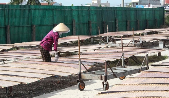 Cận Tết, nghề làm bánh tráng ở vùng biển Lâm Đồng rộn ràng vào vụ