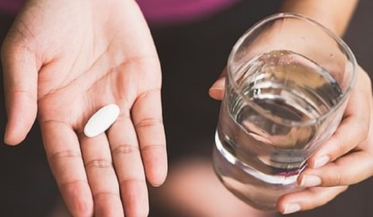 Tại sao phải đợi ít nhất 4 đến 6 tiếng giữa 2 lần uống thuốc giảm đau, hạ sốt?