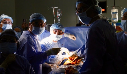 Ê-kíp thông tim xuyên bào thai và cô giáo Kim Phấn vào Top 5 Đại sứ truyền cảm hứng