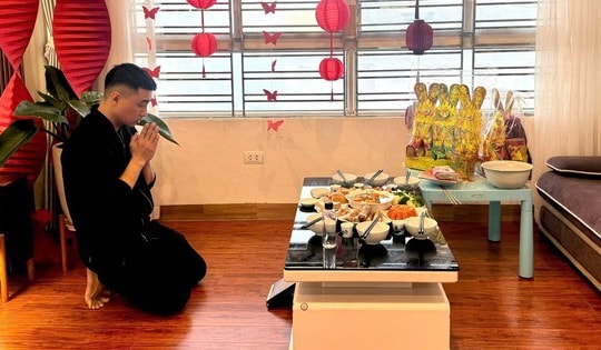 Tranh thủ cuối tuần, nhiều gia đình tiễn ông Công ông Táo về trời