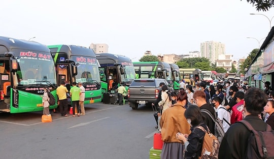 TP Hồ Chí Minh: Bến xe, sân bay nhộn nhịp người dân về quê đón Tết