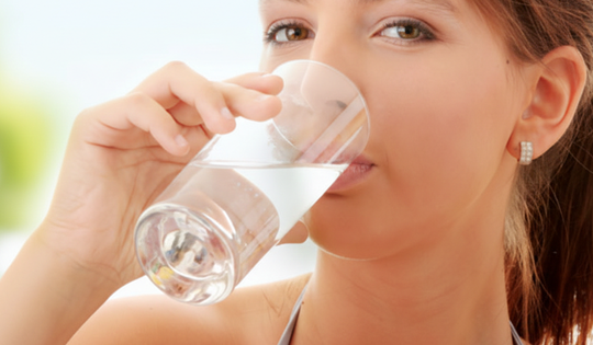 Dịp Tết, dù bận cũng đừng quên uống nước khi thức dậy vì 5 lý do này