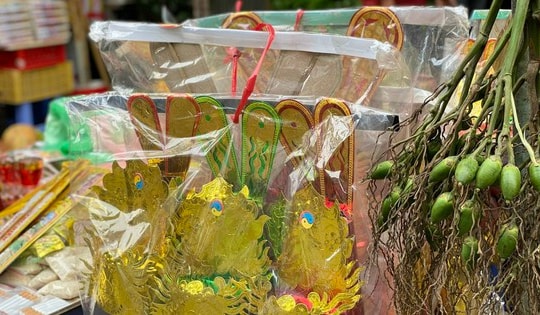Người dân tất bật sắm đồ lễ cúng ông Công ông Táo