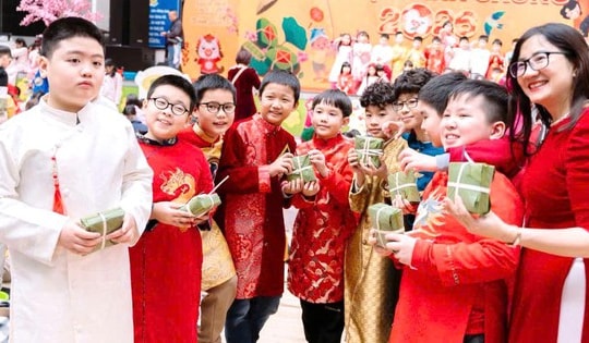 Học sinh Thủ đô rộn ràng trải nghiệm Tết Việt ngay tại sân trường