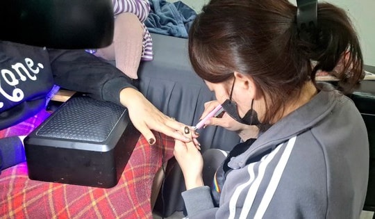 Thợ làm nail quên ăn, thức xuyên đêm làm đẹp cho khách đón Tết