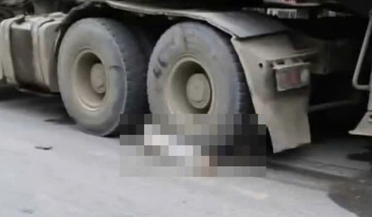 Xe máy va chạm xe đầu kéo khiến mẹ tử vong, con trai nguy kịch