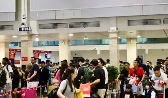 Cao điểm Tết Bính Ngọ 2026: Hơn 1.000 chuyến bay/ngày tại Tân Sơn Nhất, hành khách lo trễ chuyến vì nhầm nhà ga
