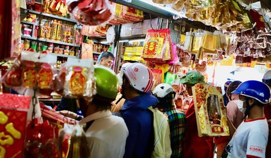 Chợ ‘cõi âm’ ở TPHCM đông nghịt khách mua đồ cúng ông Táo