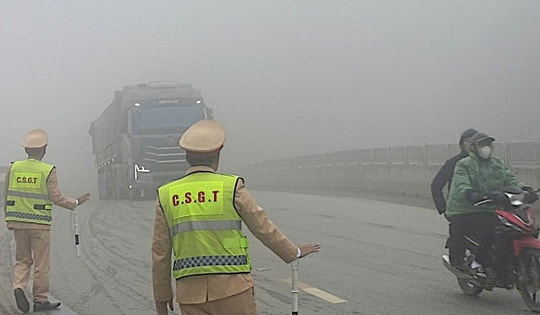 Trời mưa rét, sương mù hạn chế tầm nhìn: CSGT khuyến cáo gì?