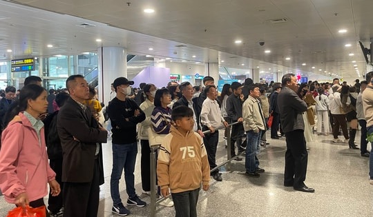 Sân bay Nội Bài chật kín người đón thân nhân về quê ăn Tết
