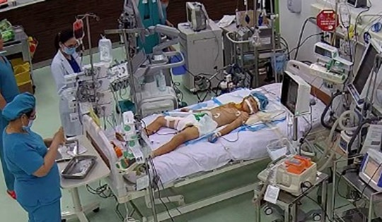 Cứu sống bé trai 7 tuổi đột ngột ngất xỉu, ngưng tim do viêm cơ tim tối cấp