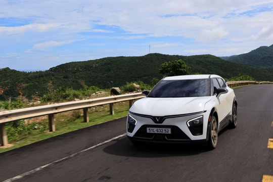 VinFast VF 7 chạy đường trường: Đường xấu chạy vô tư, rộng rãi, sạc tiện lợi