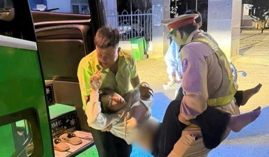 CSGT dùng xe đặc chủng dẫn đường đưa nữ hành khách bị co giật đi cấp cứu