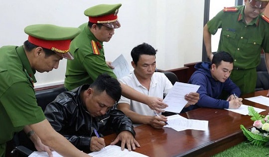 Gần 450 tấn chất thải bị chôn lấp trái phép ven sông Hòa Xuân