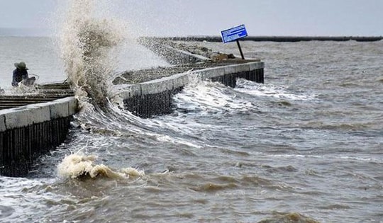 Cảnh báo mưa dông mạnh nhiều khu vực ven biển miền Trung