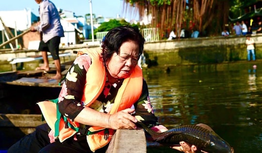Người TPHCM thuê ghe ra giữa sông để thả cá, tiễn ông Công, ông Táo