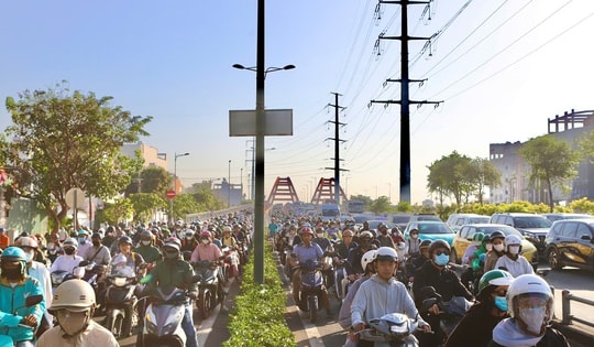 Cận Tết, các tuyến đường TPHCM kẹt cứng, người dân chật vật di chuyển