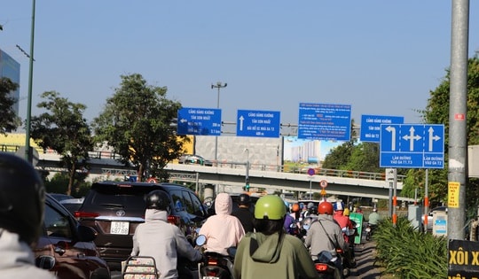Cách nào giảm kẹt xe quanh sân bay Tân Sơn Nhất dịp Tết?